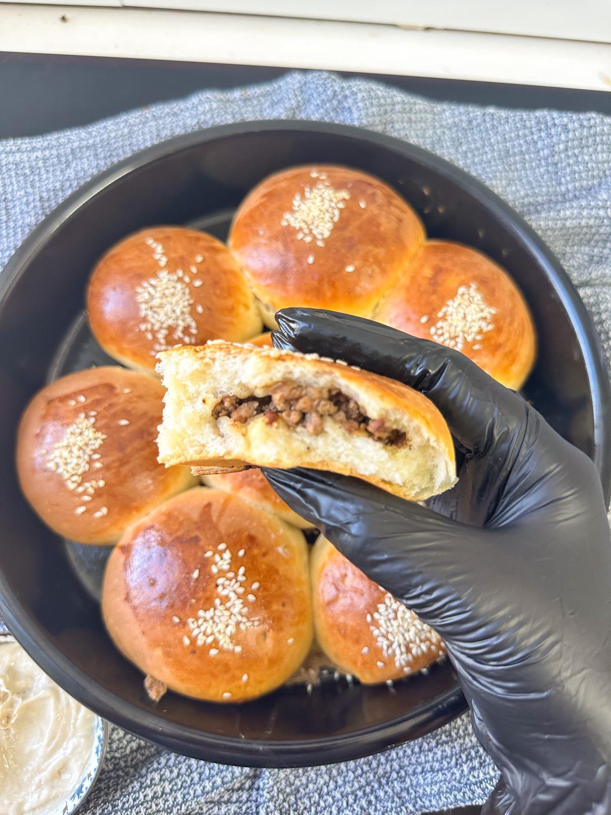 חלת עננים נתלשת ממולאת בבשר לכבוד חג סוכות