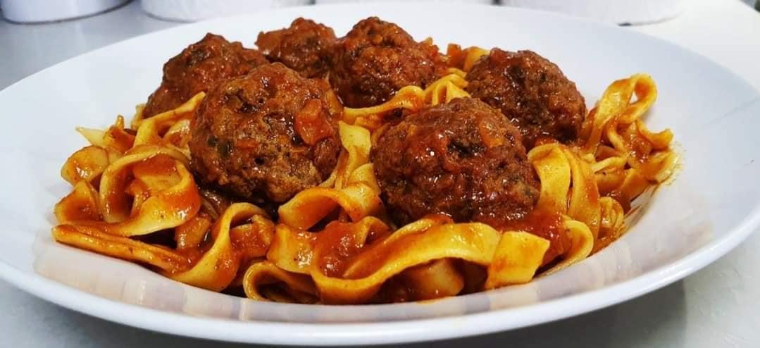 פסטה ברוטב עגבניות עם כדורי בשר | צילום: נועם זיגדון