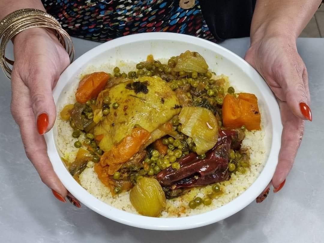 עוף עם אפונה עדינה וירקות | צילום: נועם זיגדון