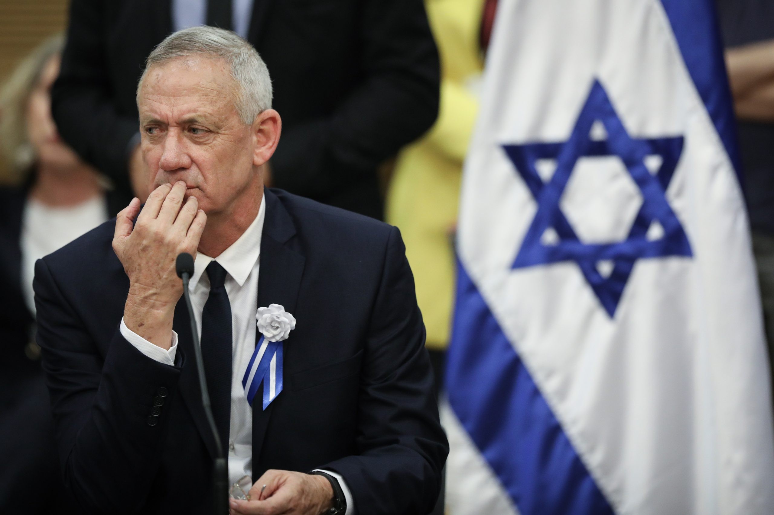 צפו: פעיל עם חולצה של כחול לבן תולש שלטים של 'עוצמה יהודית', ששוב עוברת בסקרים