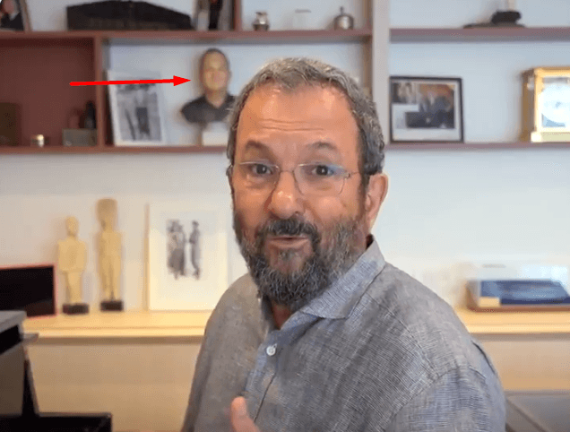 צפו: אהוד ברק במחווה לעומר אדם ולעצמו
