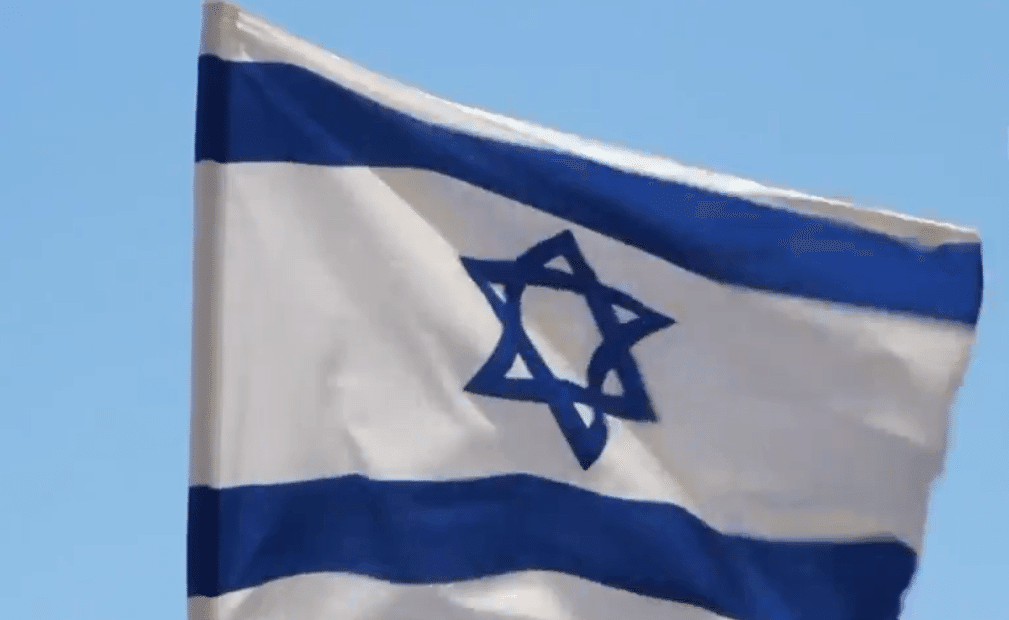 התשובה לחברת הקונגרס הערבייה - דגל ישראל מול משרדה