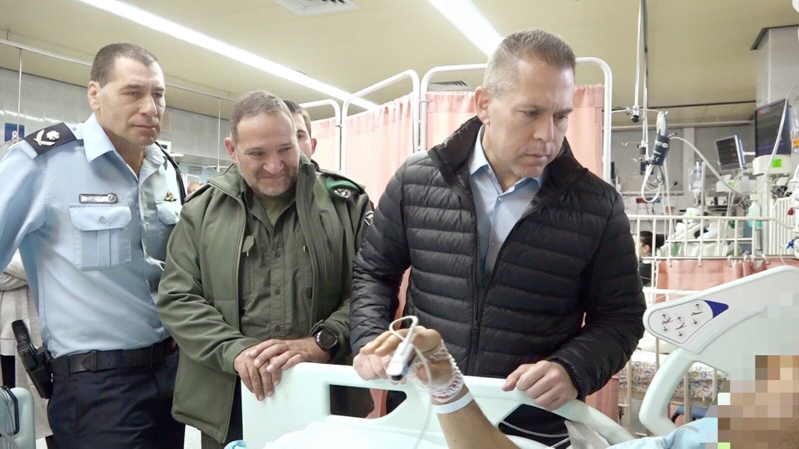 ארדן מבקר את הפצועים. צילום: דוברות השר