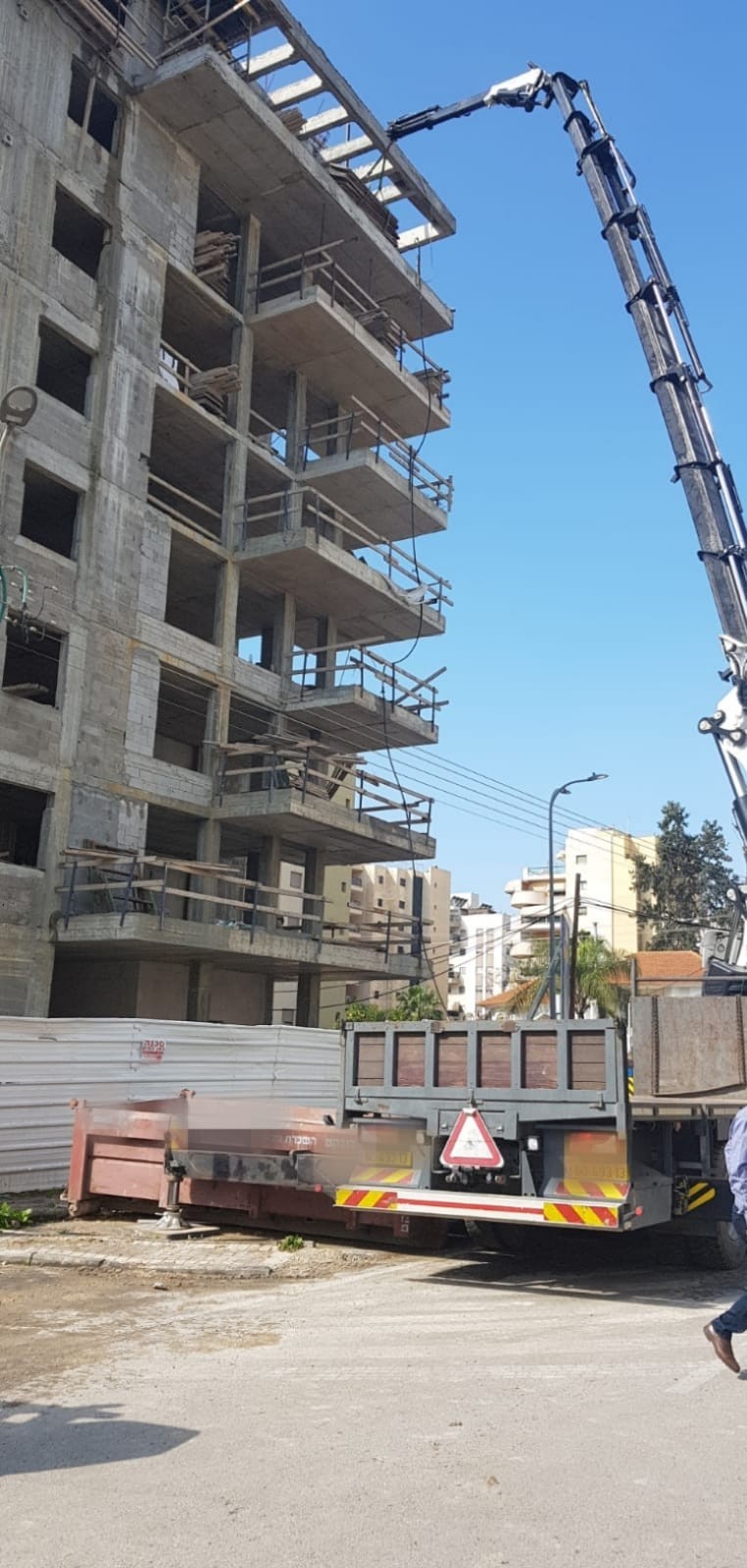 פועל נפל מגובה באתר בנייה בלוד