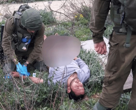 חיילי צה"ל טיפלו בפלסטיני שנורה ע"י חמאס