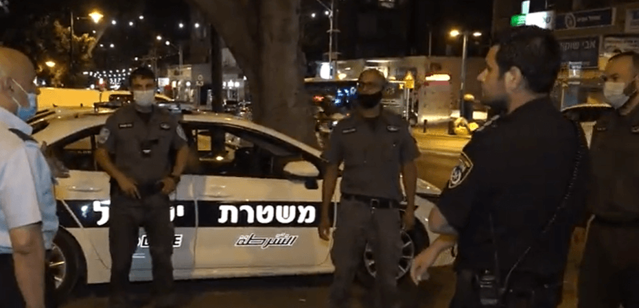 אכיפה בררנית? בת"א מחלקים מסכות, באלעד נותנים דוחות