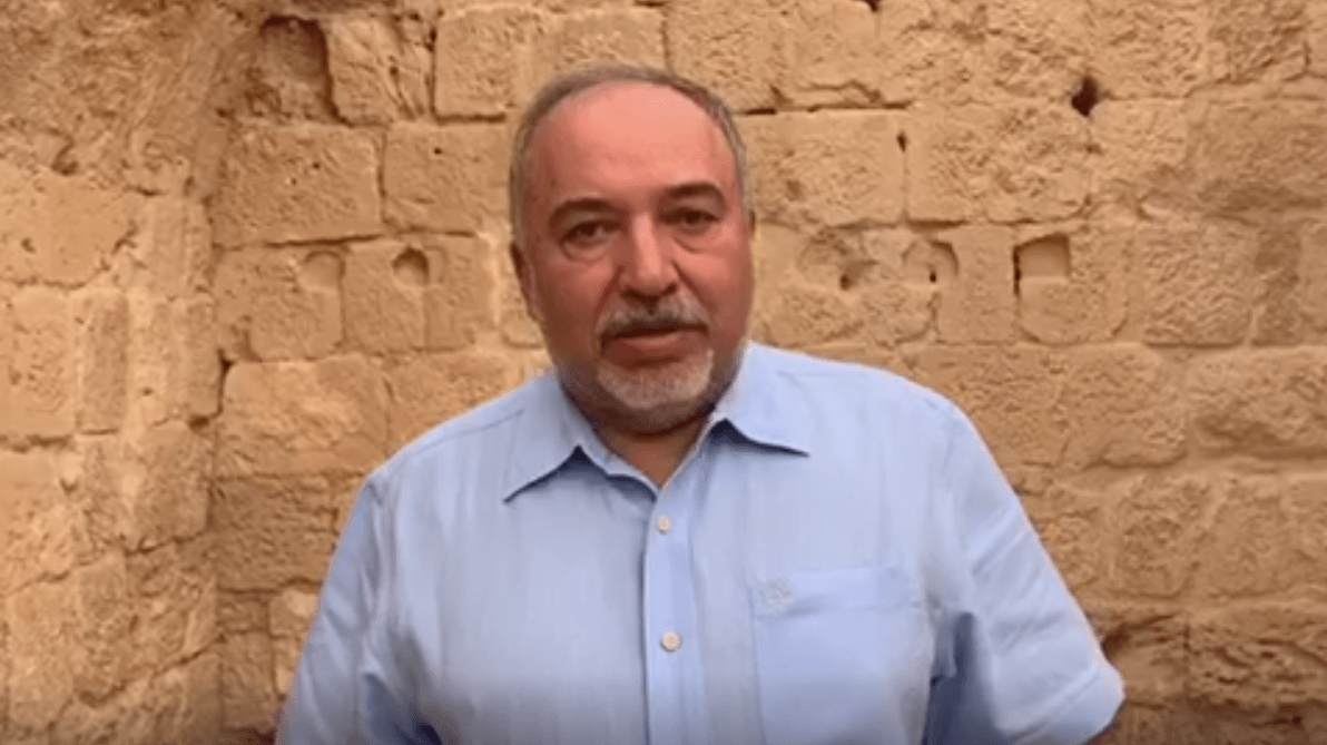 עתירה לבג"צ: ליברמן נגד הרב הראשי