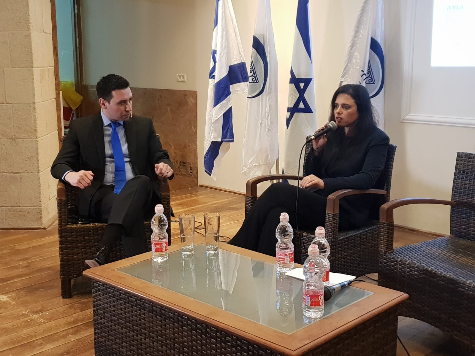 שרת המשפטים איילת שקד בשיחה עם אטילה שומפלבי