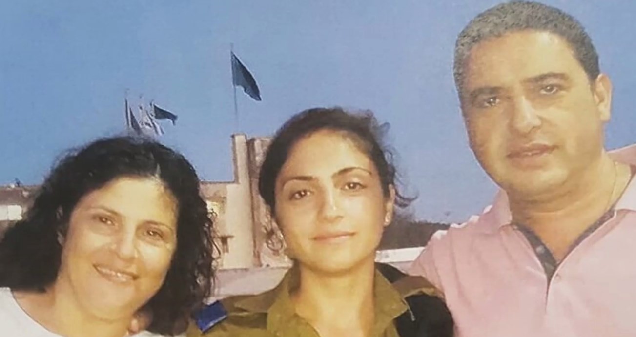 ח"כ טיבי סימן תנועת ניצחון להורים השכולים מחוץ לבית הנשיא