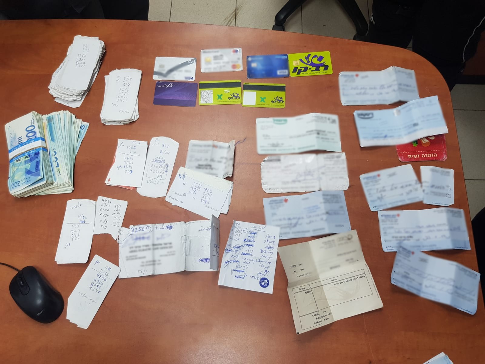 הדברים שנתפסו על גופו של הכייס. צילום: דוברות המשטרה