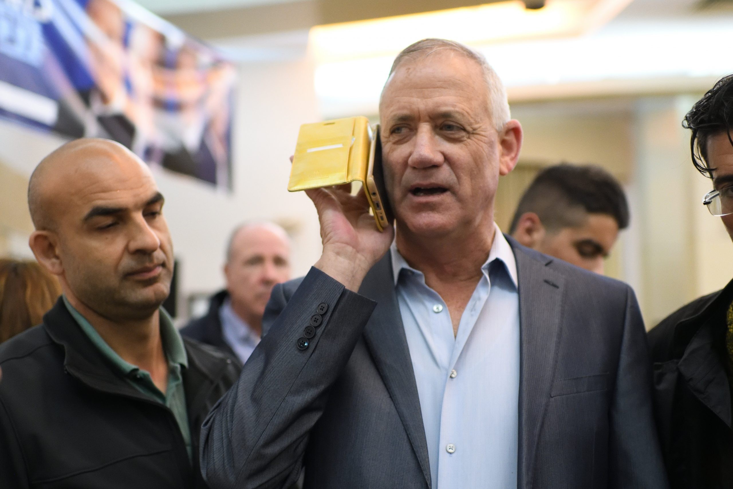 העיתונאי יואב יצחק: בטלפון של גנץ שנפרץ התגלו סרטונים מביכים