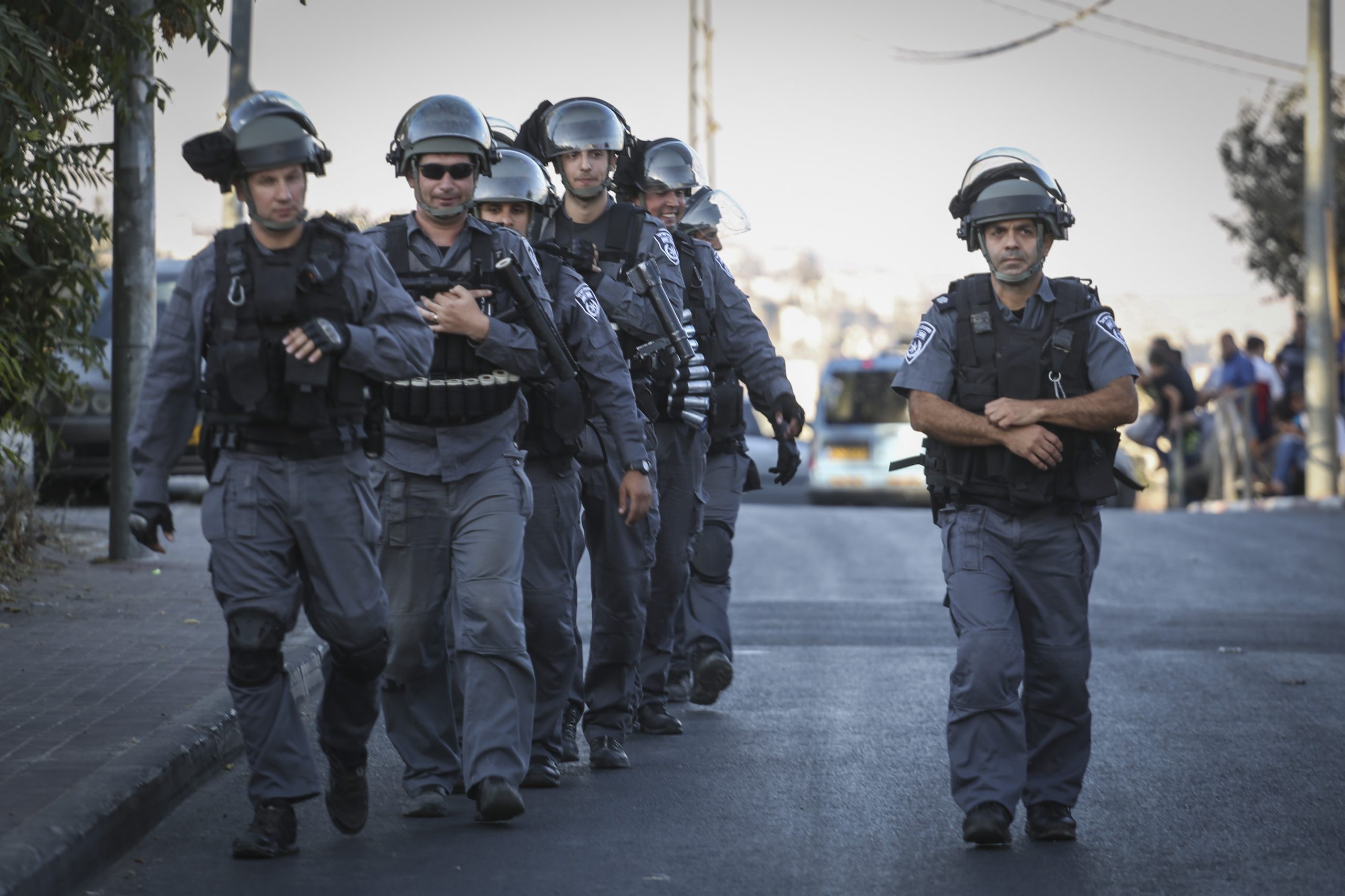 צפו: כוחות מג"ב מותקפים בזמן פינוי מבנה ערבי