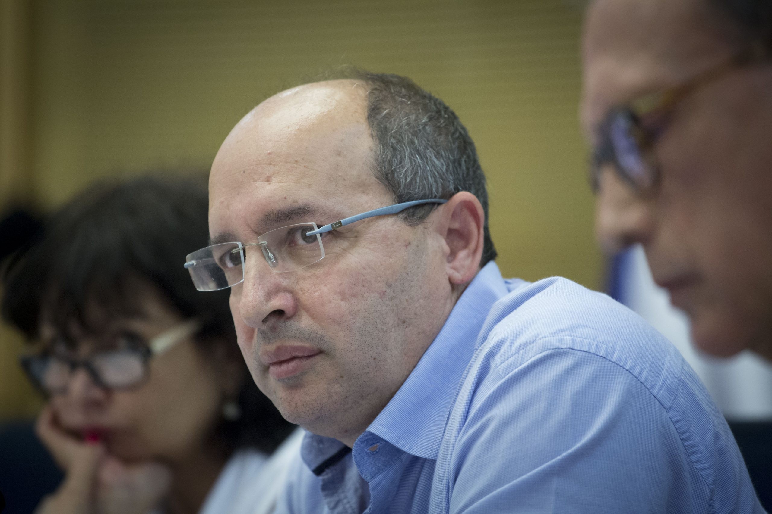 מני, יוסי וכנרת חוגגים את הודעת הפרישה של ניסנקורן