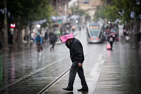 תושבי ירושלים נקראו להשאיר ברזי מים חמים מטפטפים מחשש לקיפאון הצנרת