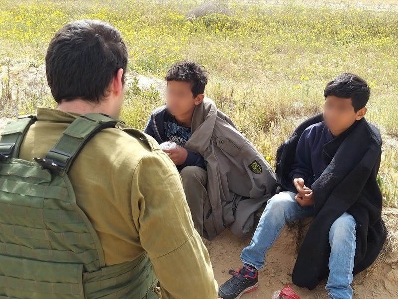 צפו: כוחותינו עצרו שני ילדים עזתים חמושים בסכין