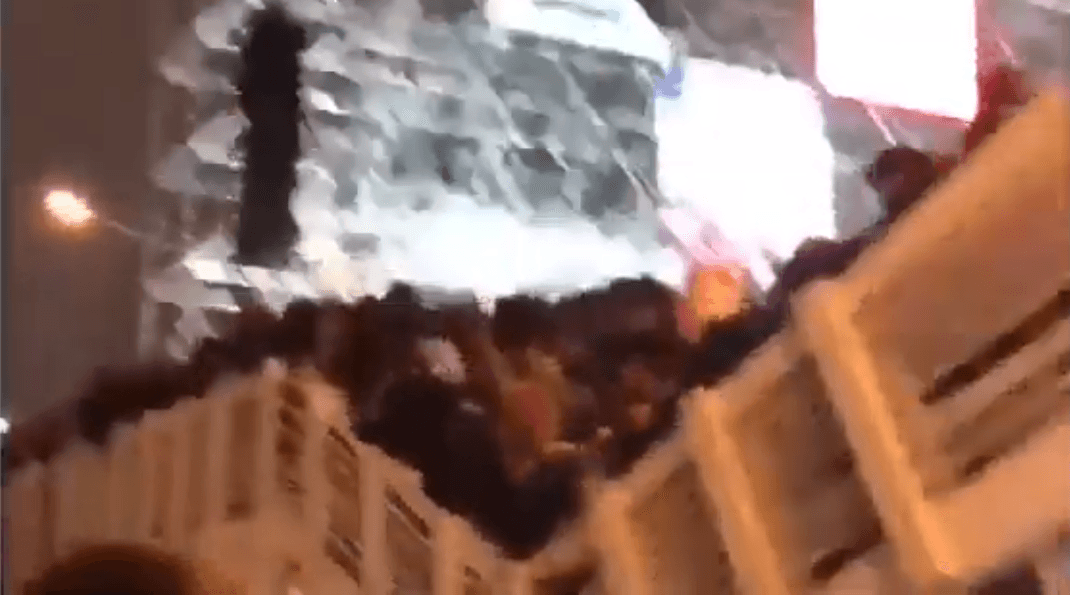 תיעוד: גשר ועליו עשרות אנשים קרס במהלך חגיגות השנה האזרחית החדשה