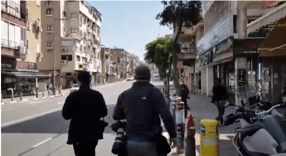 צפו: עיתונאי משתעל על חרדי שמתעד את פעילותו בבני ברק