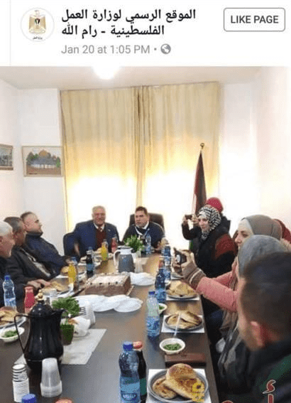 "צבוע": שר פלסטיני שקורא להחרים את ישראל צולם שותה תפוזינה