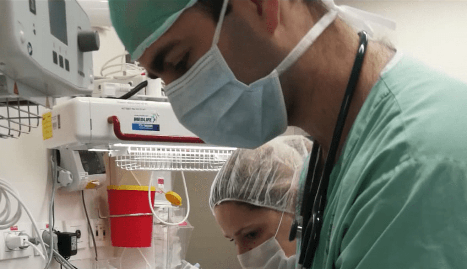 נתנאל ונטע הם זוג רופאים שנלחמים בקורונה, והם מדהימים