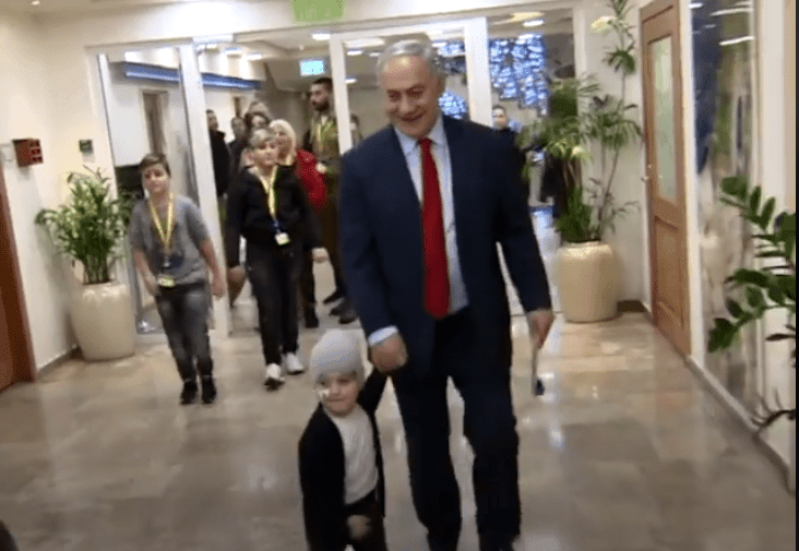 בכיסא ראש הממשלה: נתניהו הגשים חלום לילד | צפו