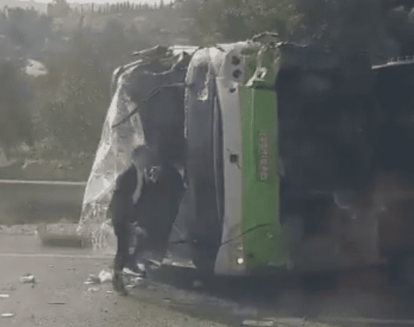 תיעוד מזעזע: נוסעי האוטובוס שנפגע נמלטים דרך החלון