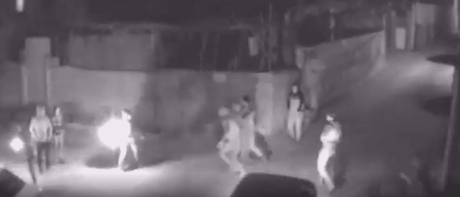 תיעוד: מסתערבים עוצרים מחבלים שמשליכים בקת"ב בירושלים
