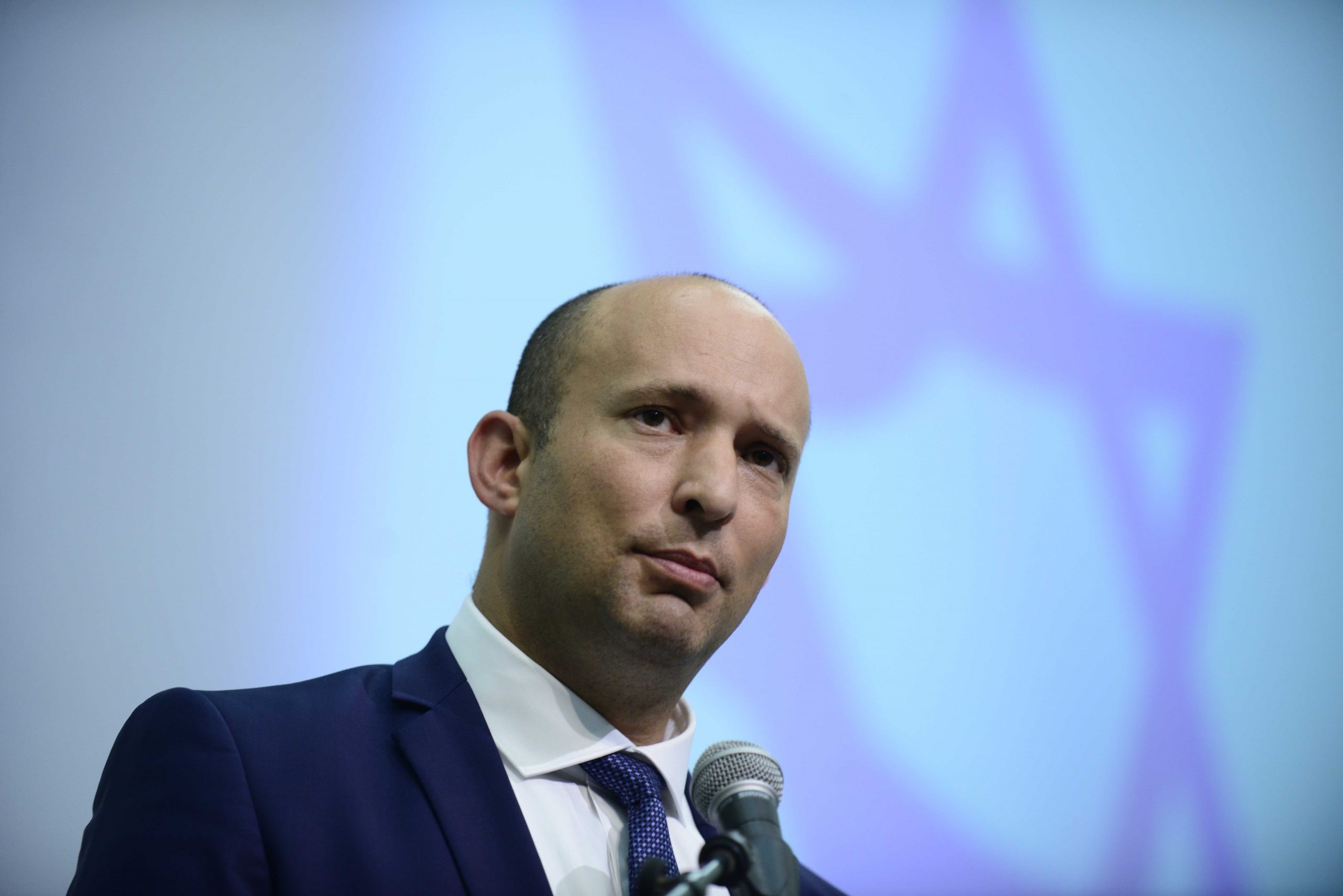 מחבל ערבי מיידה אבנים. ארכיון. צילום: פלאש 90