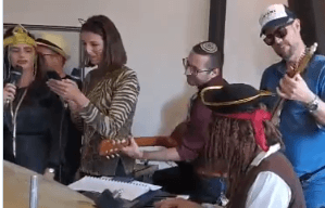 איילת הזמרת, אוחנה על הגיטרה - צפו 'במסיבת הפורים של הימין'