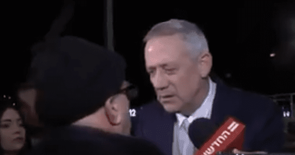 צפו: בני גנץ הודף מפגין לעיני המצלמות