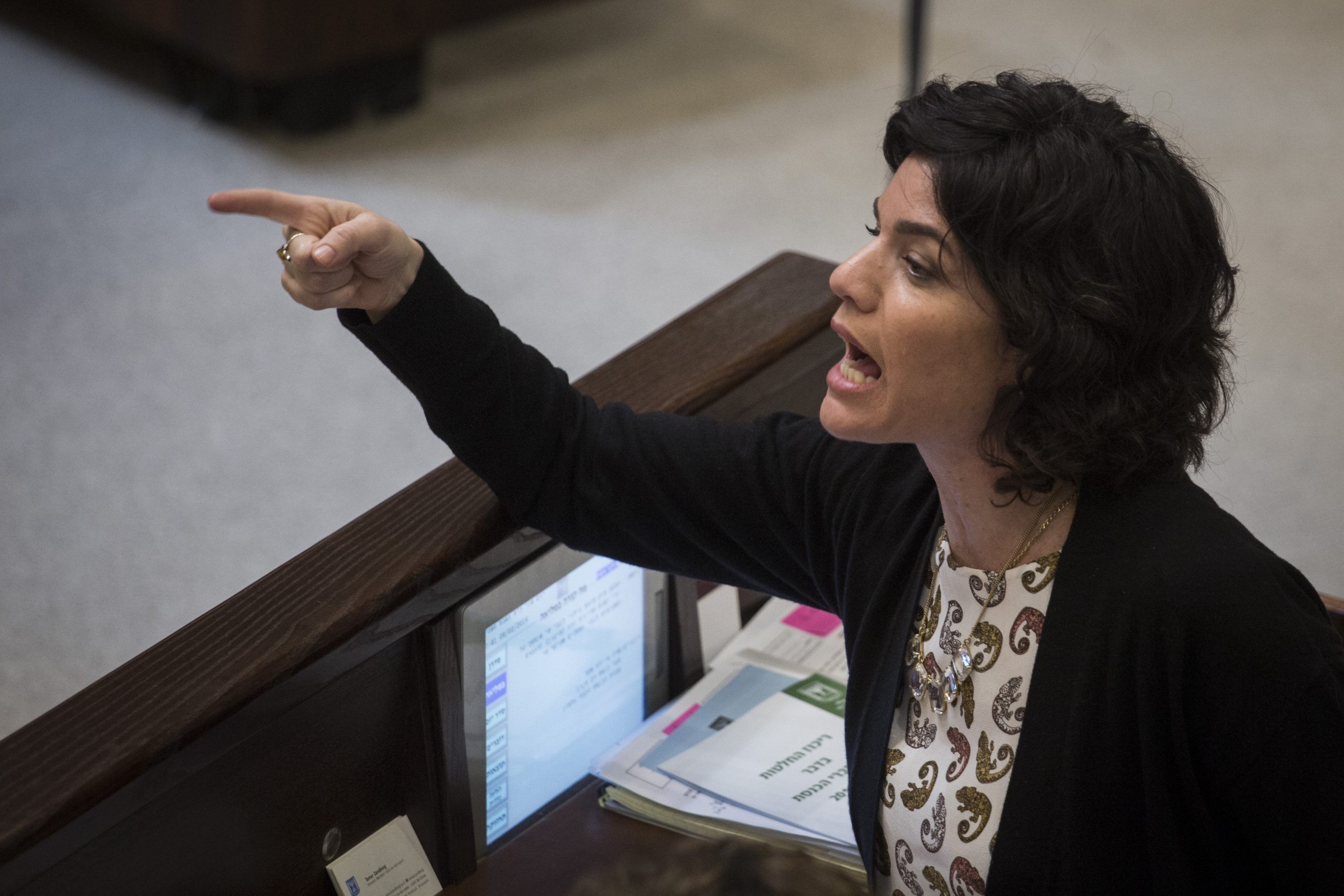מפנה אצבע מאשימה לכל עבר. ח"כ תמר זנדברג. צילום: פלאש 90