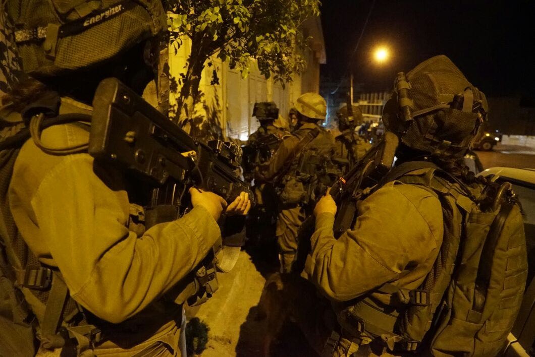 הלילה: מאות מתפללים בקברי איתמר ושבעים הזקנים
