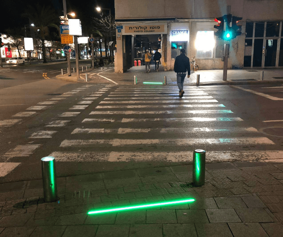 רמזור בתוך המדרכה: הפתרון של עיריית ת"א למכורים לסמארטפונים
