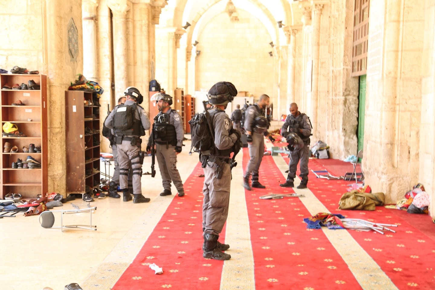 מאות ערבים התפרעו בהר הבית והתעמתו עם כוחות משטרה