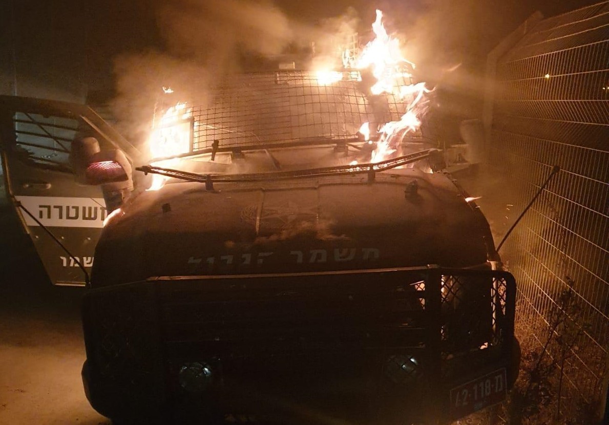 בקבוקי תבערה הושלכו לעבר רכב מג"ב, הרכב נשרף כליל