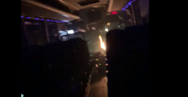 תיעוד: אוטובוס נוסעים עולה בלהבות מזריקת בקבוק תבערה