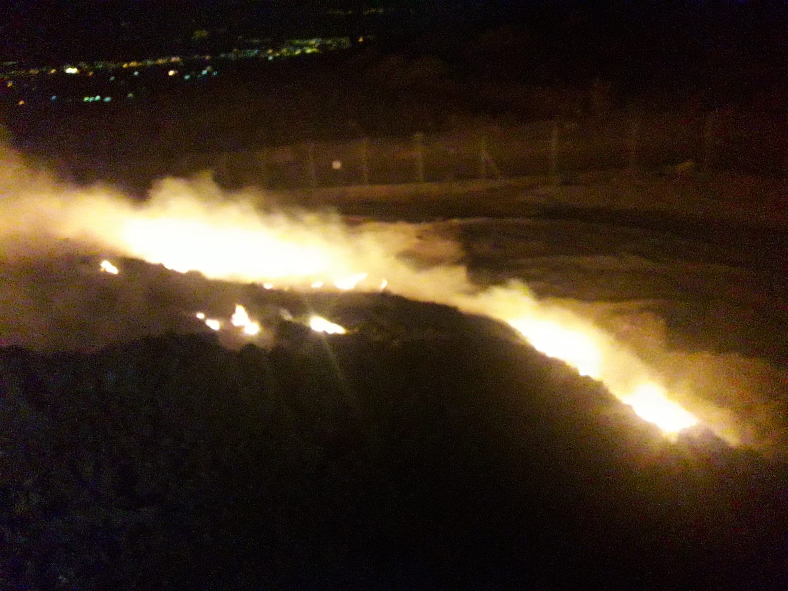 צפו: שריפה גדולה פרצה בסוף השבוע באתר הטמנת הפסולת חגל שליד הכנרת