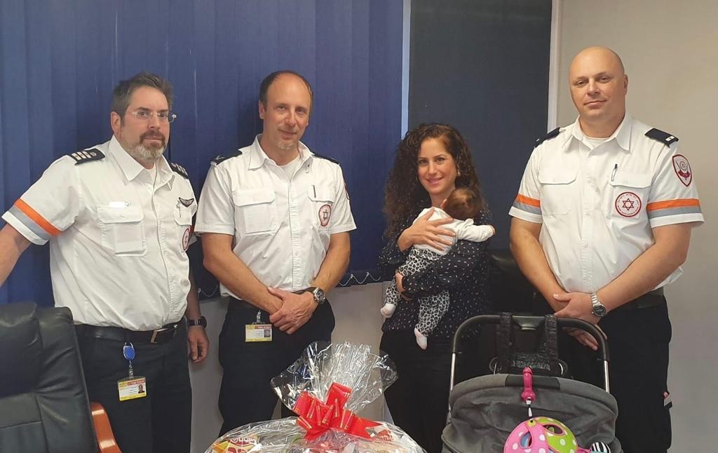 מרגש: אנשי מד"א נפגשו עם היולדת שיילדו ברכב