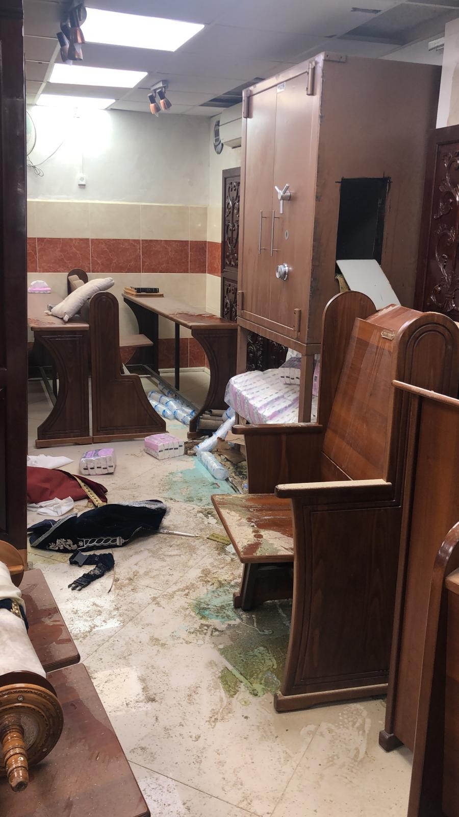 הרב הראשי לישראל יצחק יוסף על חילול ביה"כ: "הלב היהודי מתפלץ למראה ספרי תורה מתגוללים בביזיון נורא"