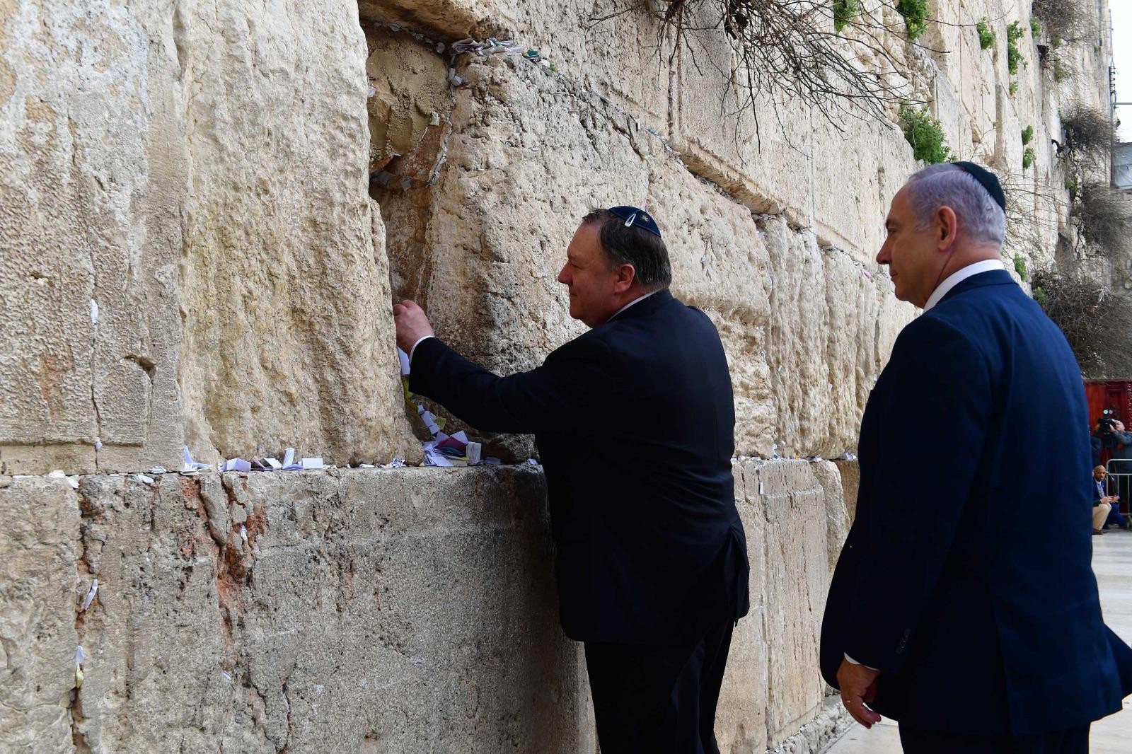 מזכיר המדינה האמריקני מייק פומפאו ביקר והטמין פתק בכותל