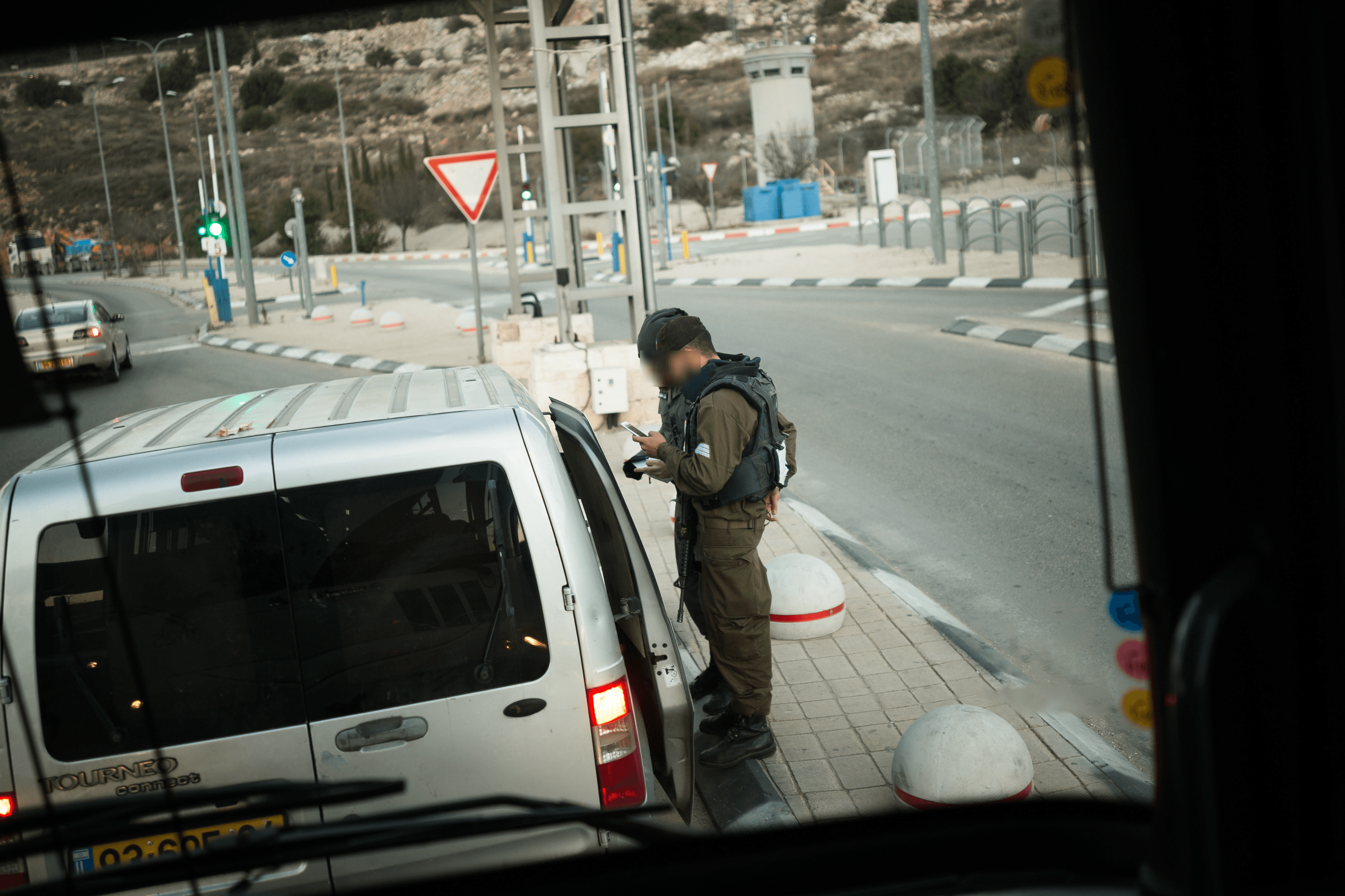 השוטר סימן לעצור - הנהג דרס אותו וברח לכפר הערבי