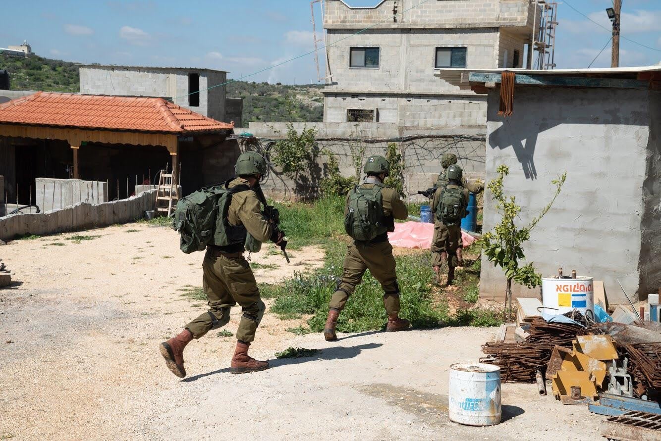 כוחותינו בסריקות לאיתור המחבל. צילום" דו"צ