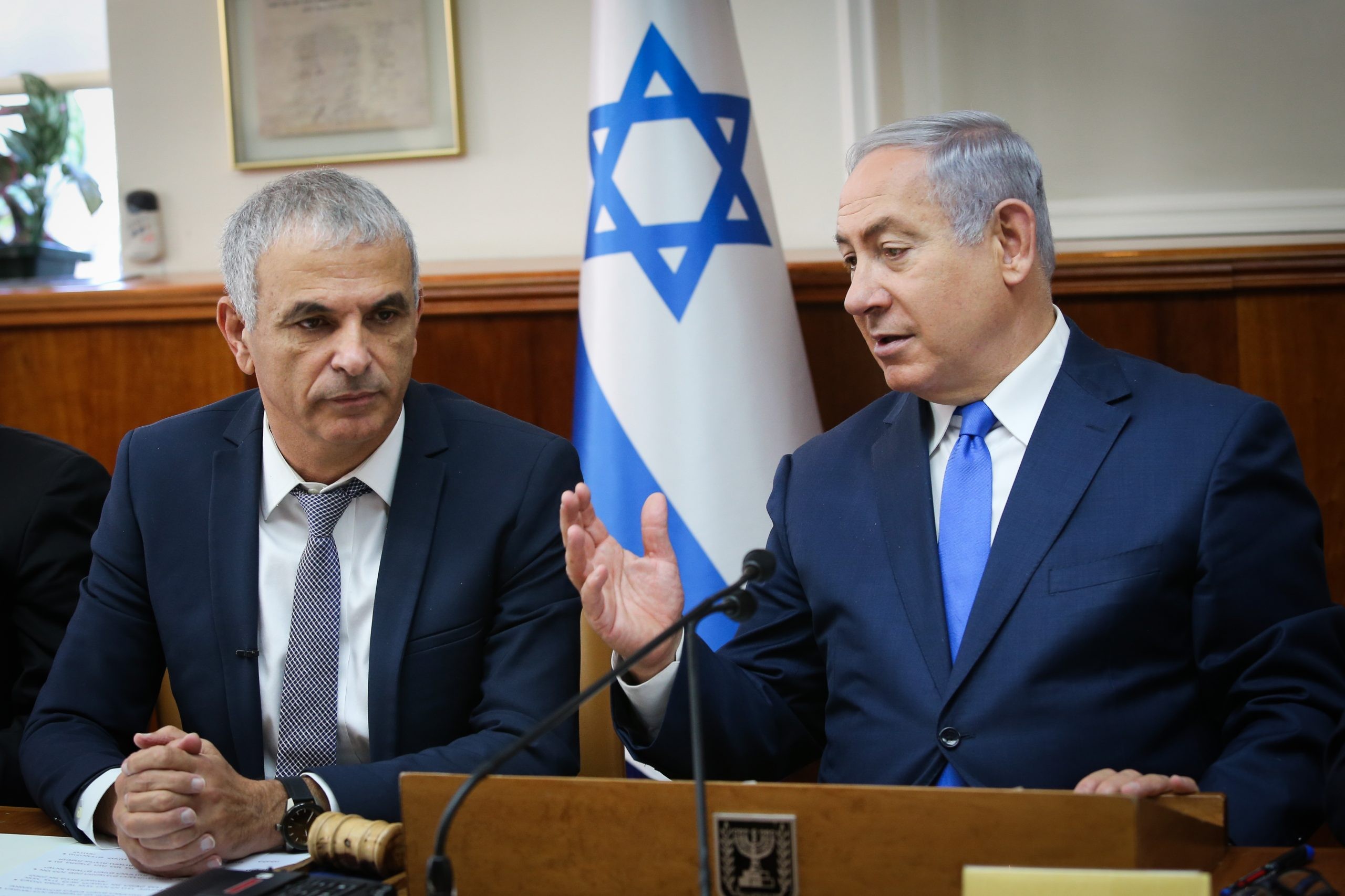 "מודה לידידי כחלון". רה"ה נתניהו ושר האוצר משה כחלון בפתח ישיבת הממשלה. צילום: אלכס קולומויסקי