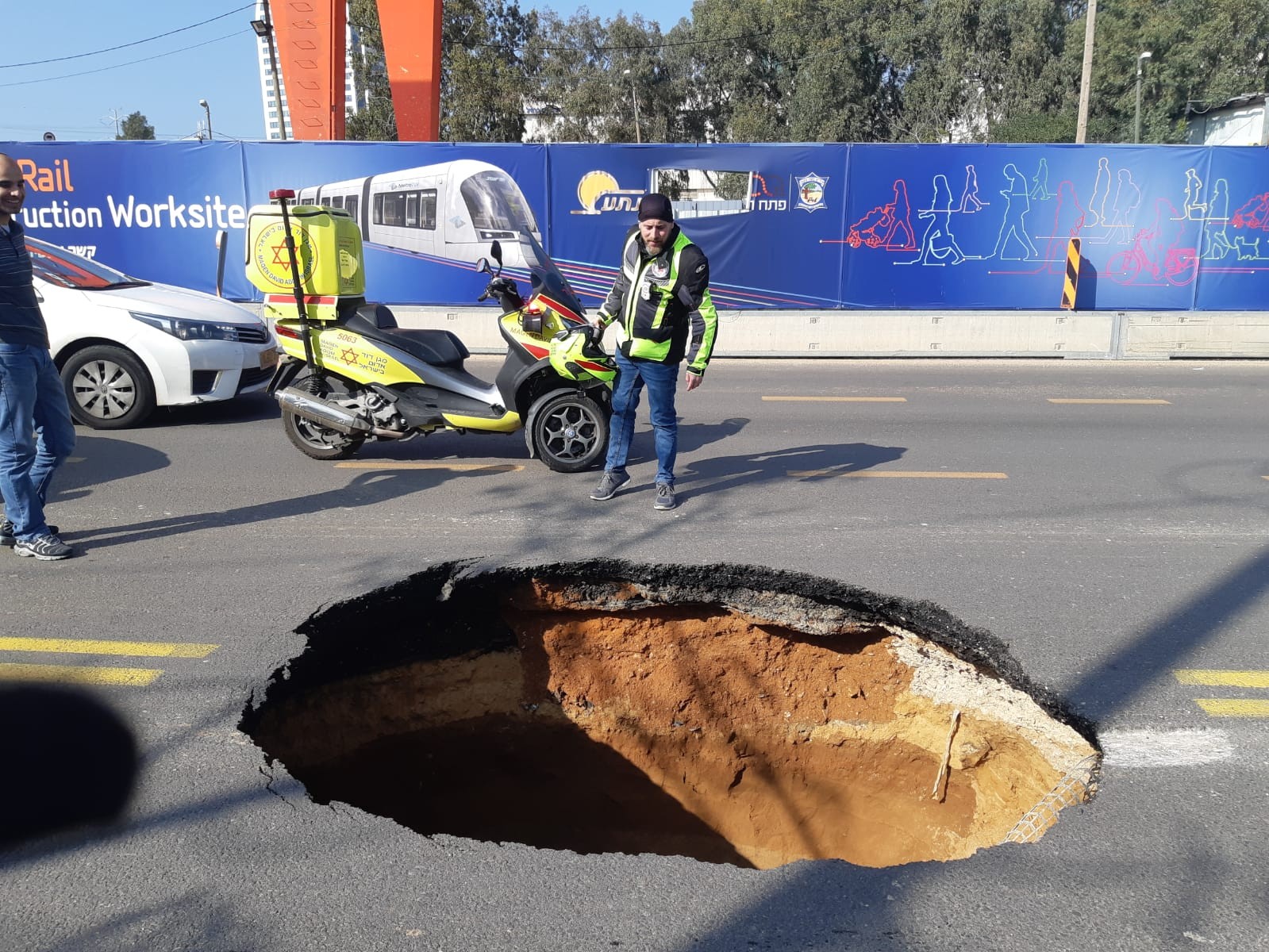 מבהיל: בולען בקוטר 3 מטרים נפער באמצע כביש ראשי בפ"ת