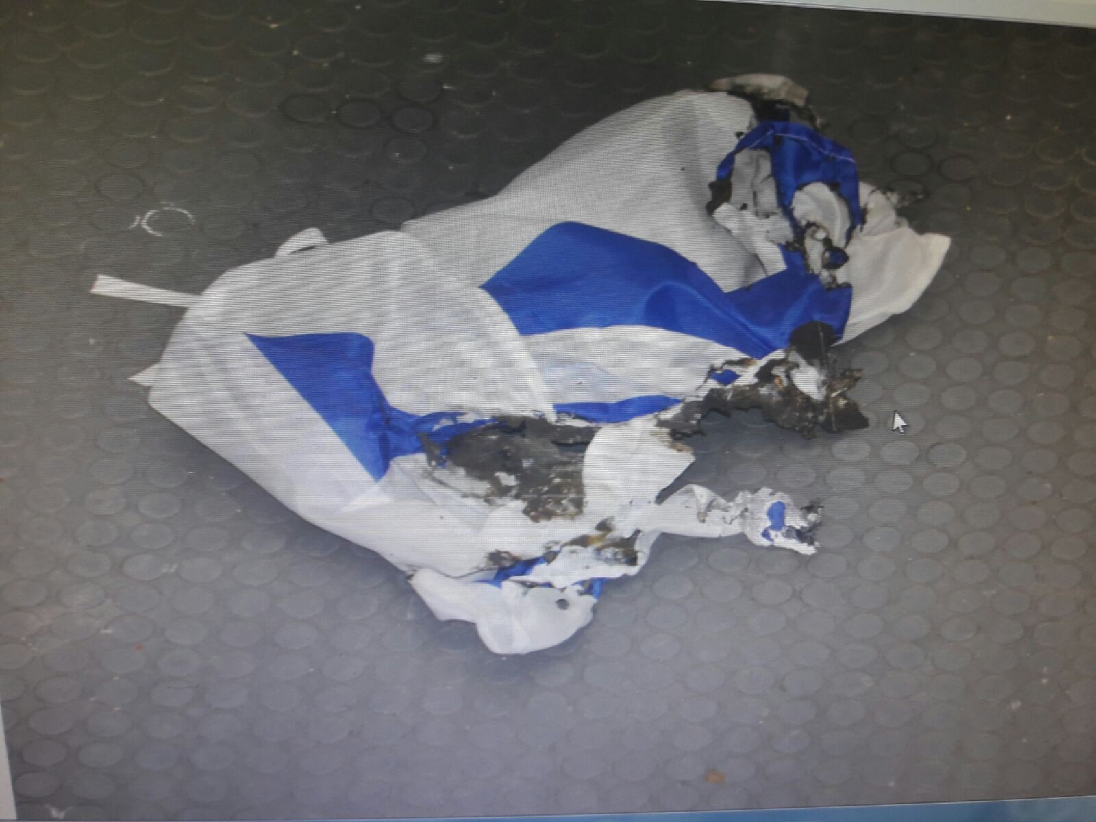 ערבי בן 15 נתפס בעת שהצית דגל ישראל בירושלים והועבר לחקירה