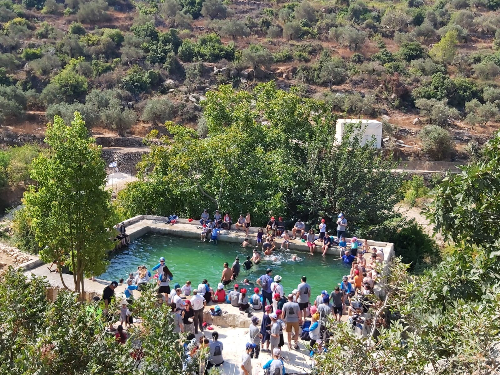 אלפים הגיעו למעיין דני בבנימין: "בני ישראל לא מוותרים ובוחרים בחיים"