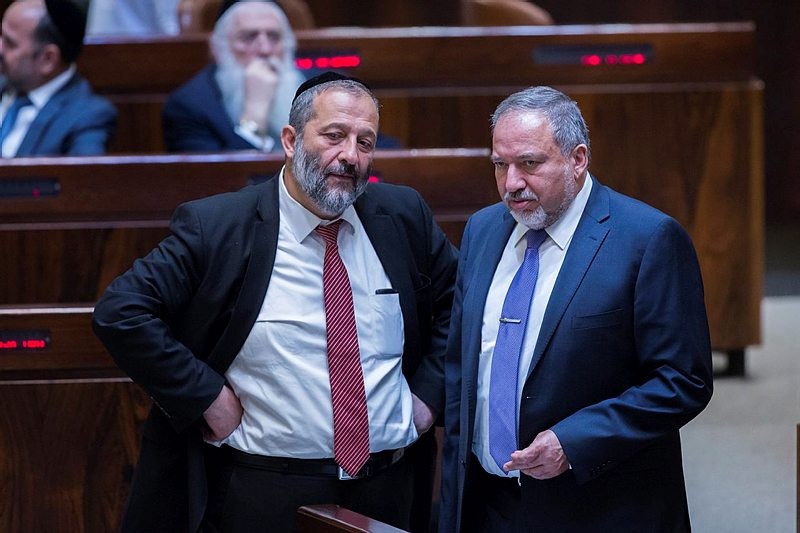 דיון הקבינט הופסק בשל השבת? העימות בין ליברמן לדרעי