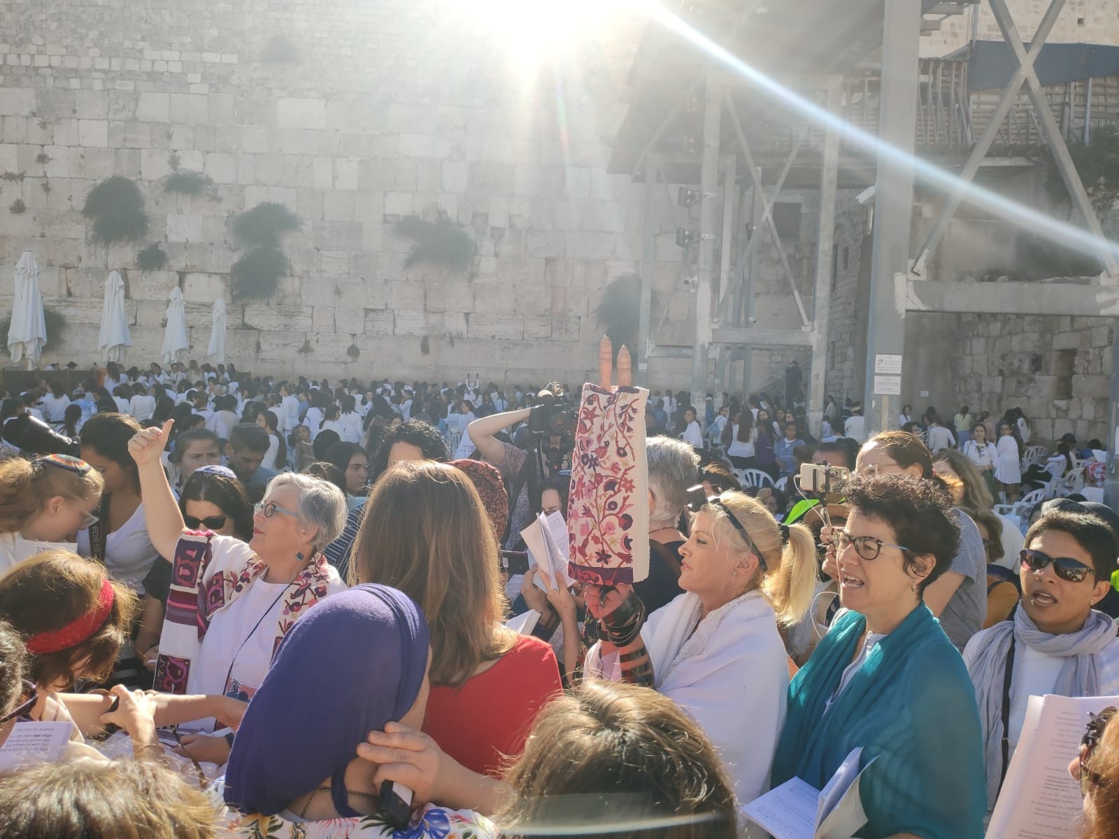 ספר תורה במניין נשות הכותל. צילום: נשות הכותל