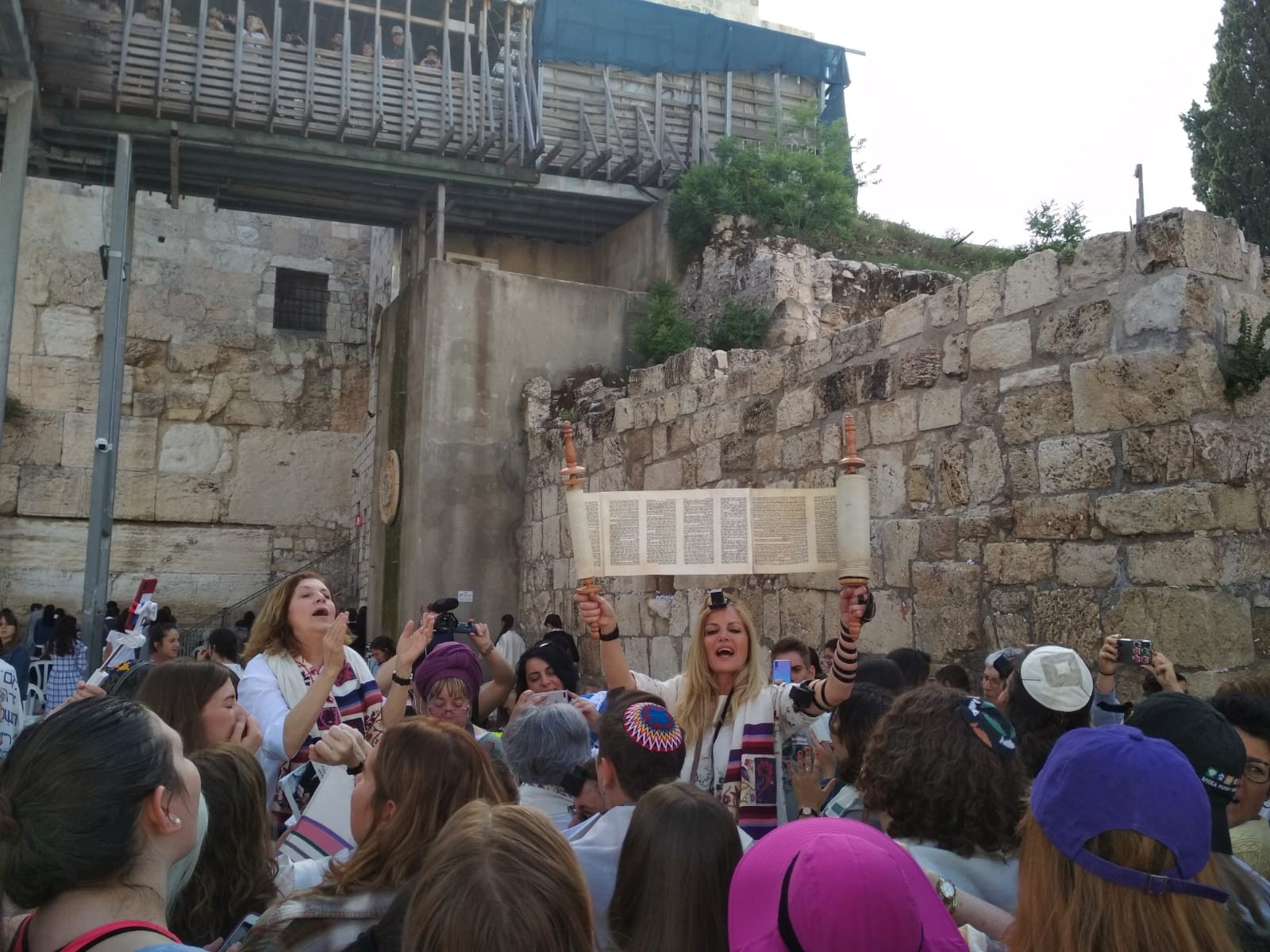 תפילת ר"ח אייר: נשות הכותל עושות פרובוקציה