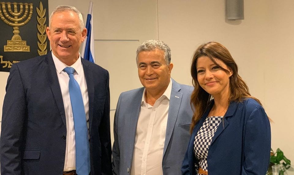 בדרך לממשלת מיעוט? התקדמות במו"מ בין העבודה לכחול לבן