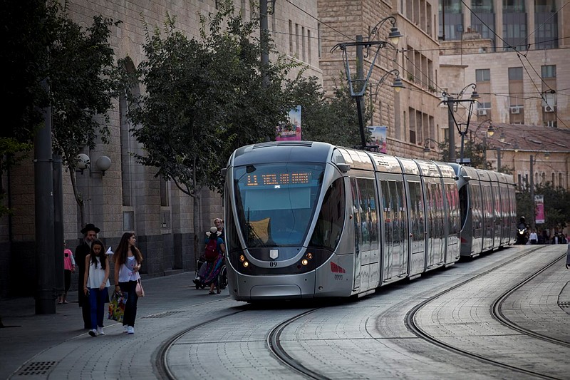 2 ערבים יידו אבנים לעבר הרכבת הקלה בירושלים ונעצרו